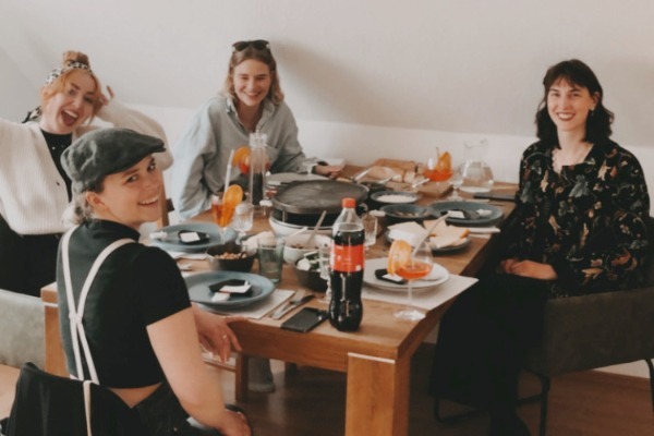 Quatre joueuses à table pour la murder party Le ténébreux péché