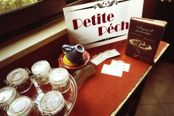 Décoration de chocolaterie pour la murder party Le ténébreux péché