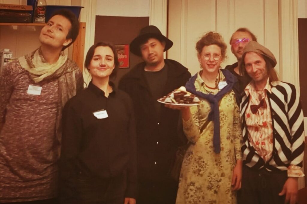 Joueurs costumés avec une assiette de chocolats – murder party Le ténébreux péché