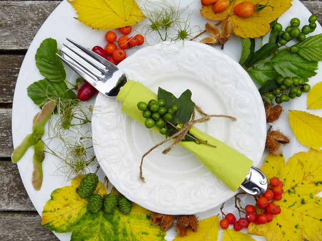 Assiette joliment décorée aux couleurs d’automne