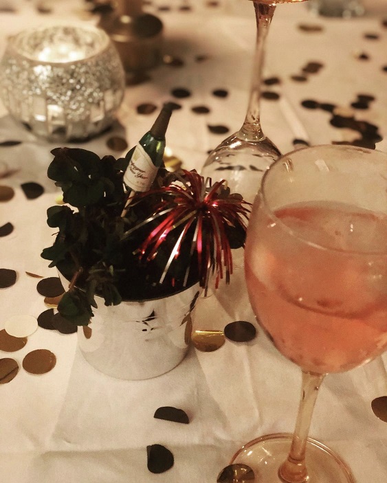 Cocktail et décoration de fête sur la table