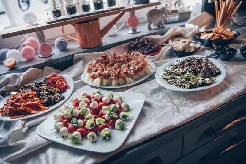 Buffet de bouchées et amuse-bouches pour une murder party