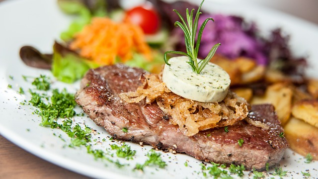 Steak au beurre aux herbes avec légumes
