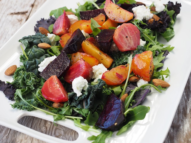 Salade colorée aux betteraves et au fromage